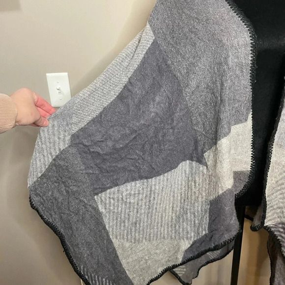 World Market Gray Neutral Toned Blanket Shawl‎ - Picture 5 of 8
